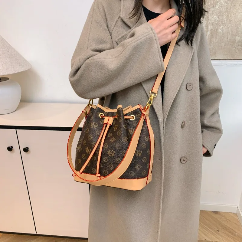 미니멀리스트 럭셔리 쇼퍼 토트백과 독특하고 세련된 여성 - Luxury Bags Lv 리뷰 및 가격