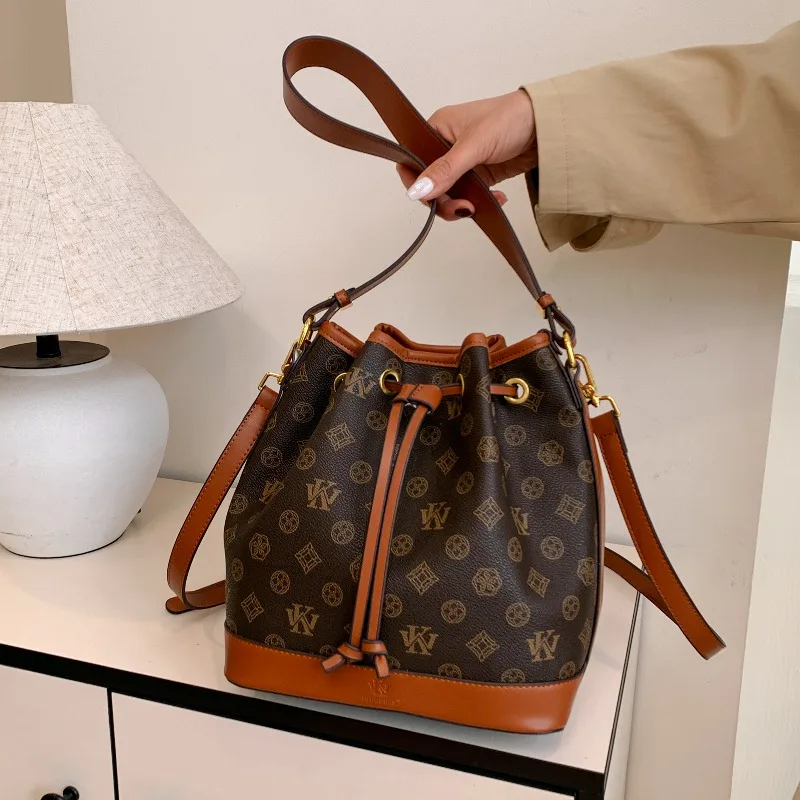 미니멀리스트 럭셔리 쇼퍼 토트백과 독특하고 세련된 여성 - Luxury Bags Lv 리뷰 및 가격
