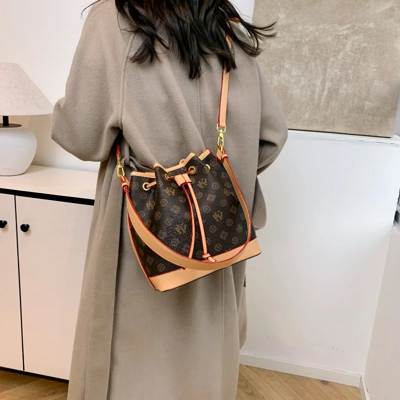 미니멀리스트 럭셔리 쇼퍼 토트백과 독특하고 세련된 여성 - Luxury Bags Lv 리뷰 및 가격